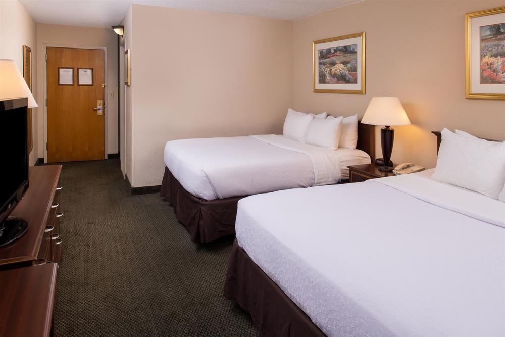 Ramada Plaza Rochester Airport Εξωτερικό φωτογραφία