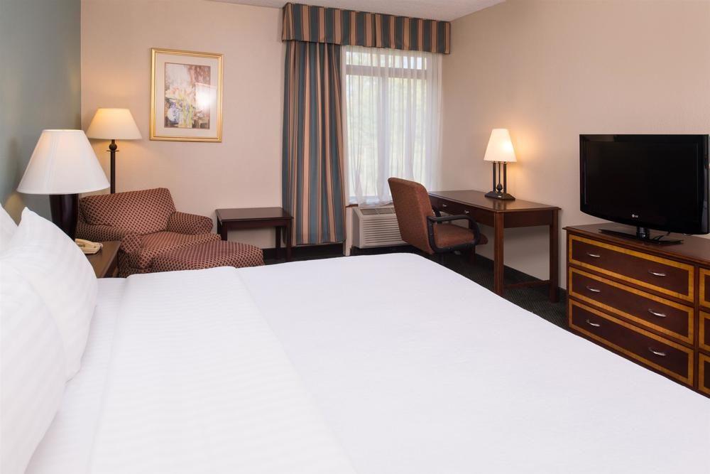 Ramada Plaza Rochester Airport Εξωτερικό φωτογραφία