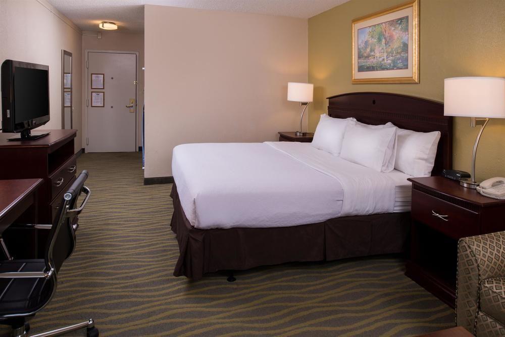 Ramada Plaza Rochester Airport Εξωτερικό φωτογραφία