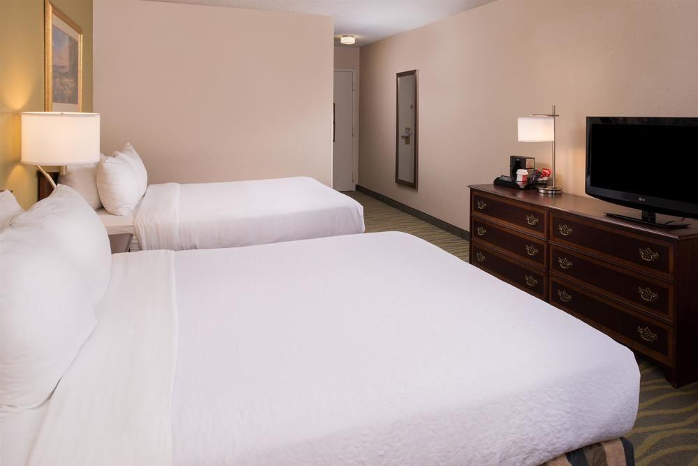 Ramada Plaza Rochester Airport Εξωτερικό φωτογραφία