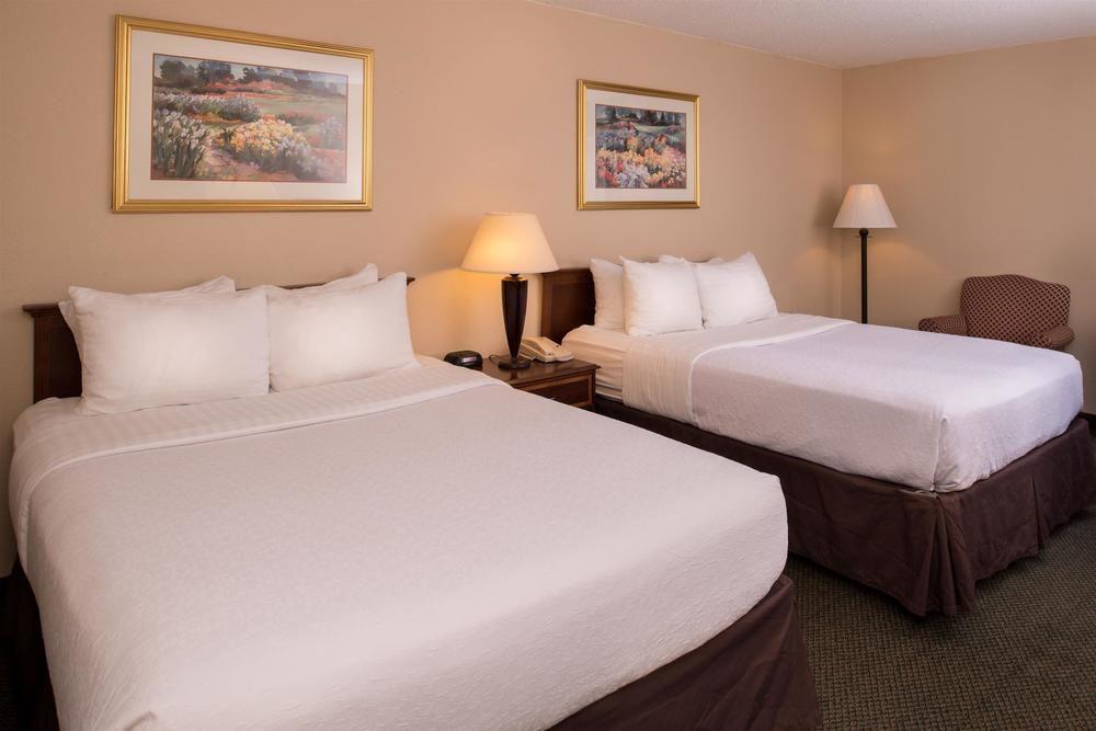 Ramada Plaza Rochester Airport Εξωτερικό φωτογραφία