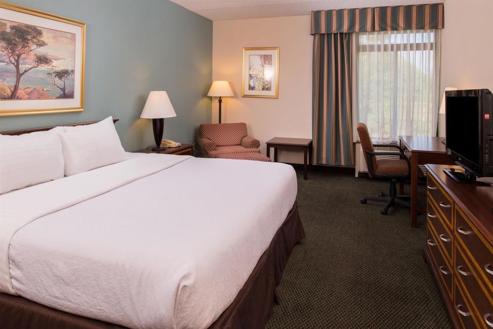 Ramada Plaza Rochester Airport Εξωτερικό φωτογραφία