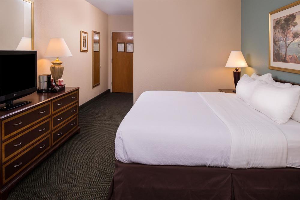 Ramada Plaza Rochester Airport Εξωτερικό φωτογραφία