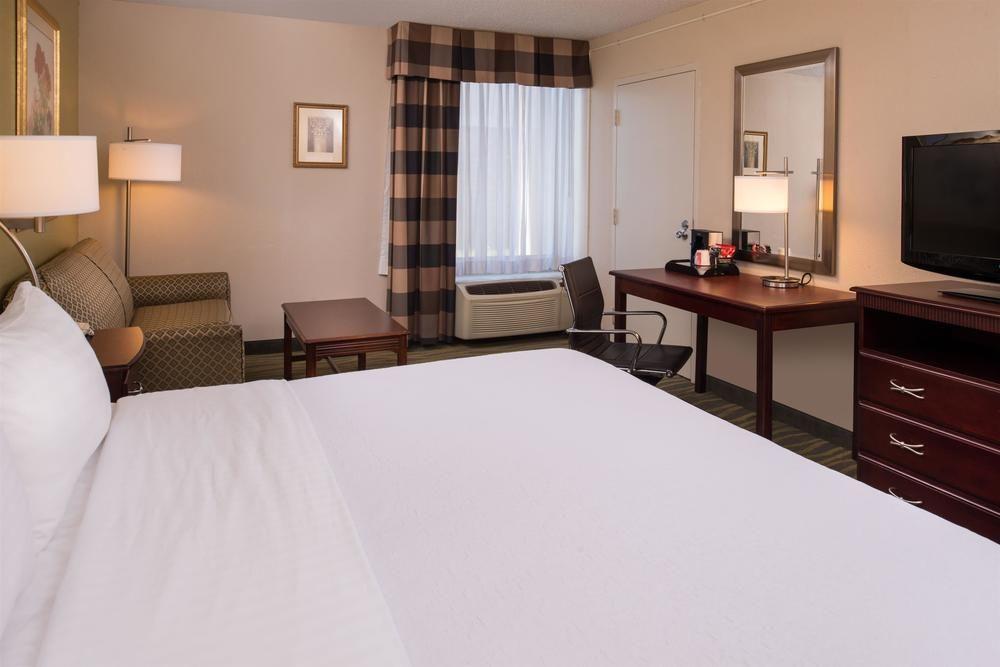 Ramada Plaza Rochester Airport Εξωτερικό φωτογραφία