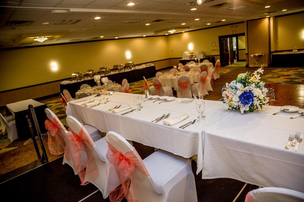 Ramada Plaza Rochester Airport Εξωτερικό φωτογραφία