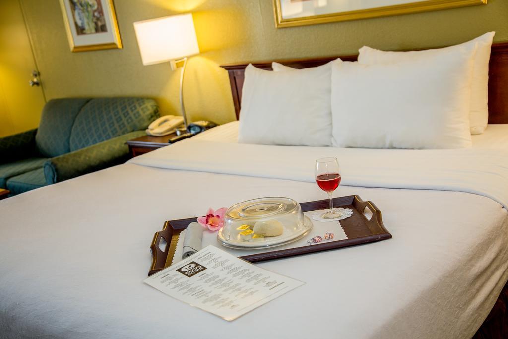 Ramada Plaza Rochester Airport Εξωτερικό φωτογραφία