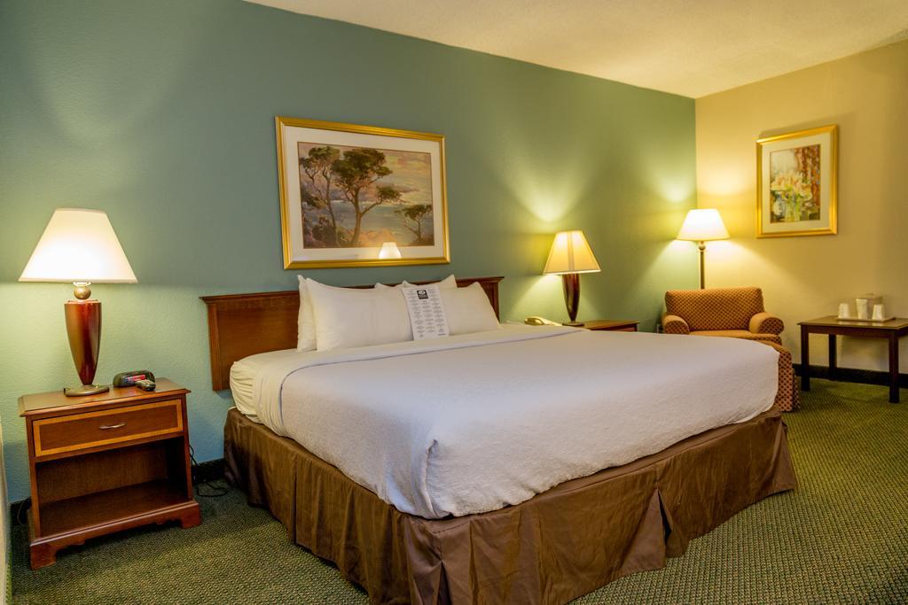 Ramada Plaza Rochester Airport Εξωτερικό φωτογραφία