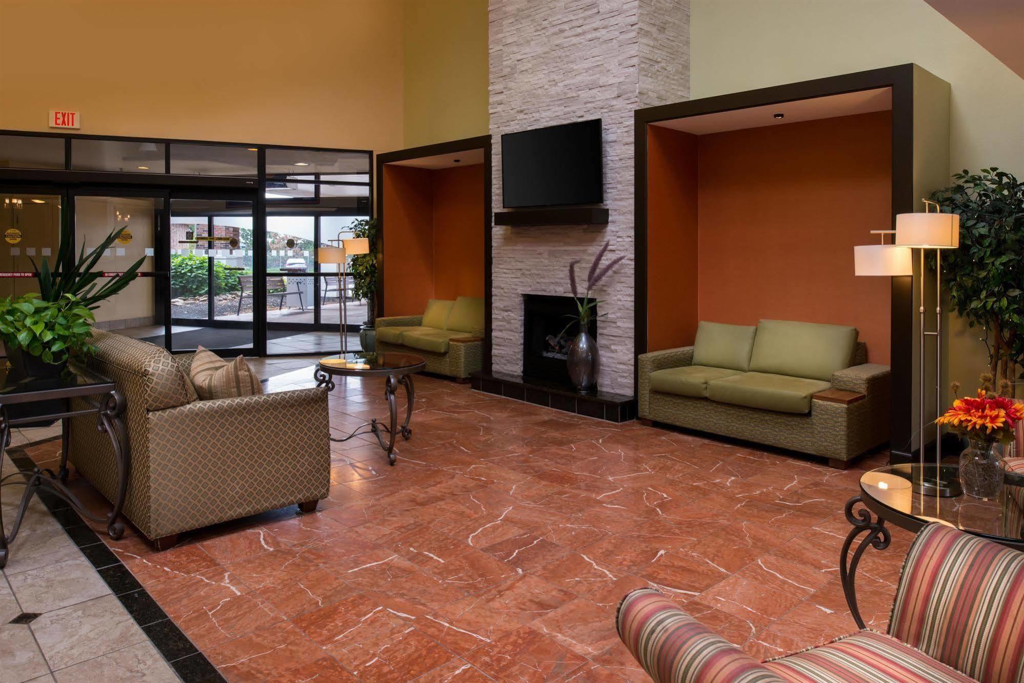 Ramada Plaza Rochester Airport Εξωτερικό φωτογραφία